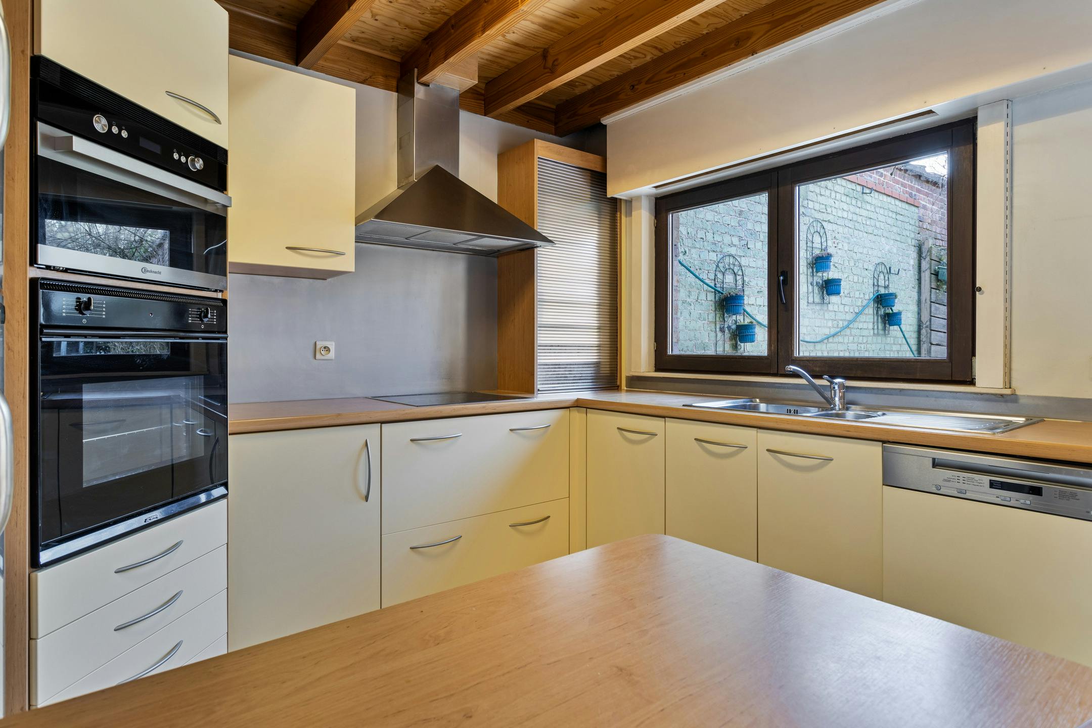 Ruime woning met 4 slaapkamers en leuke tuin in Roeselare! foto 6
