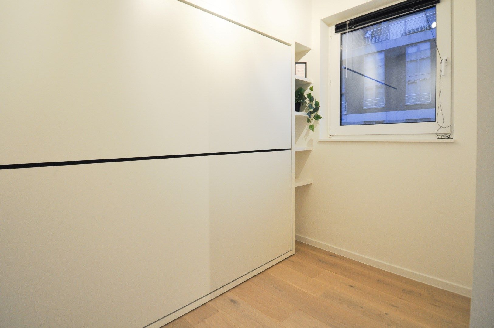 Volledig gerenoveerd hoek-appartement gelegen op enkele stappen van de zee. foto 11