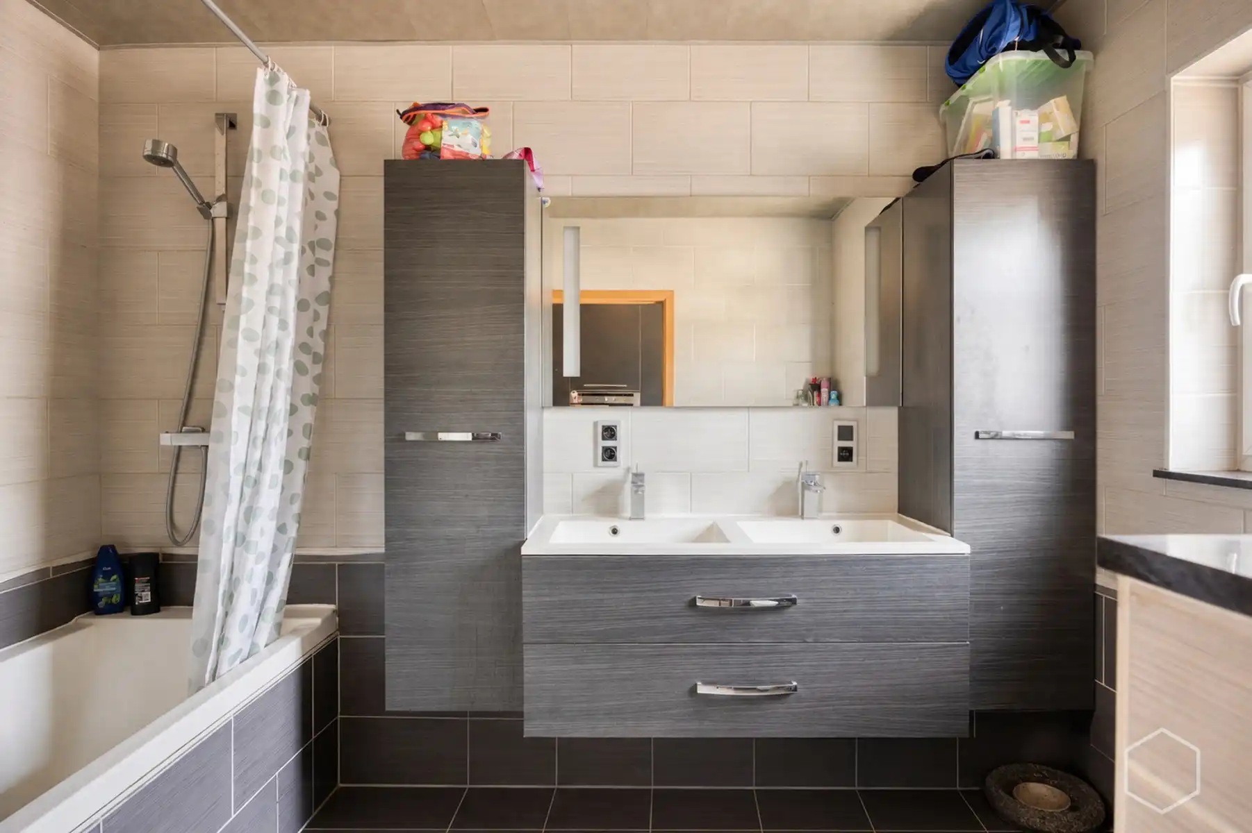 Gezellige stadswoning met 2 slaapkamers en parking achteraan foto 9
