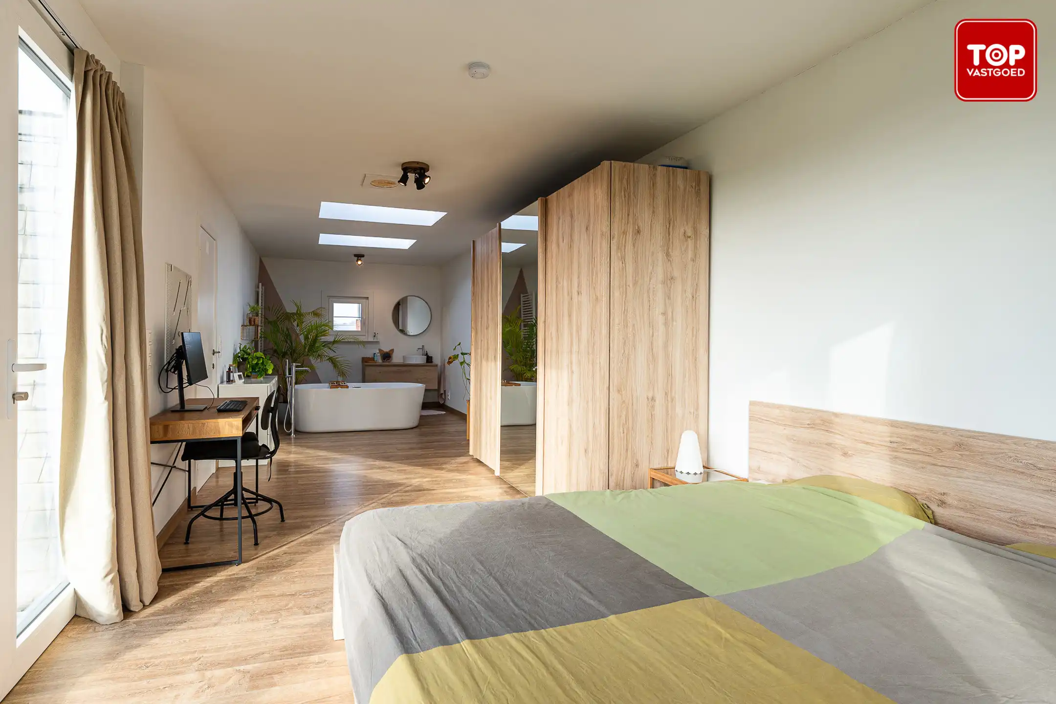 Karakteristieke woning  met 3 slaapkamers en 2 badkamers op riant perceel. foto 17