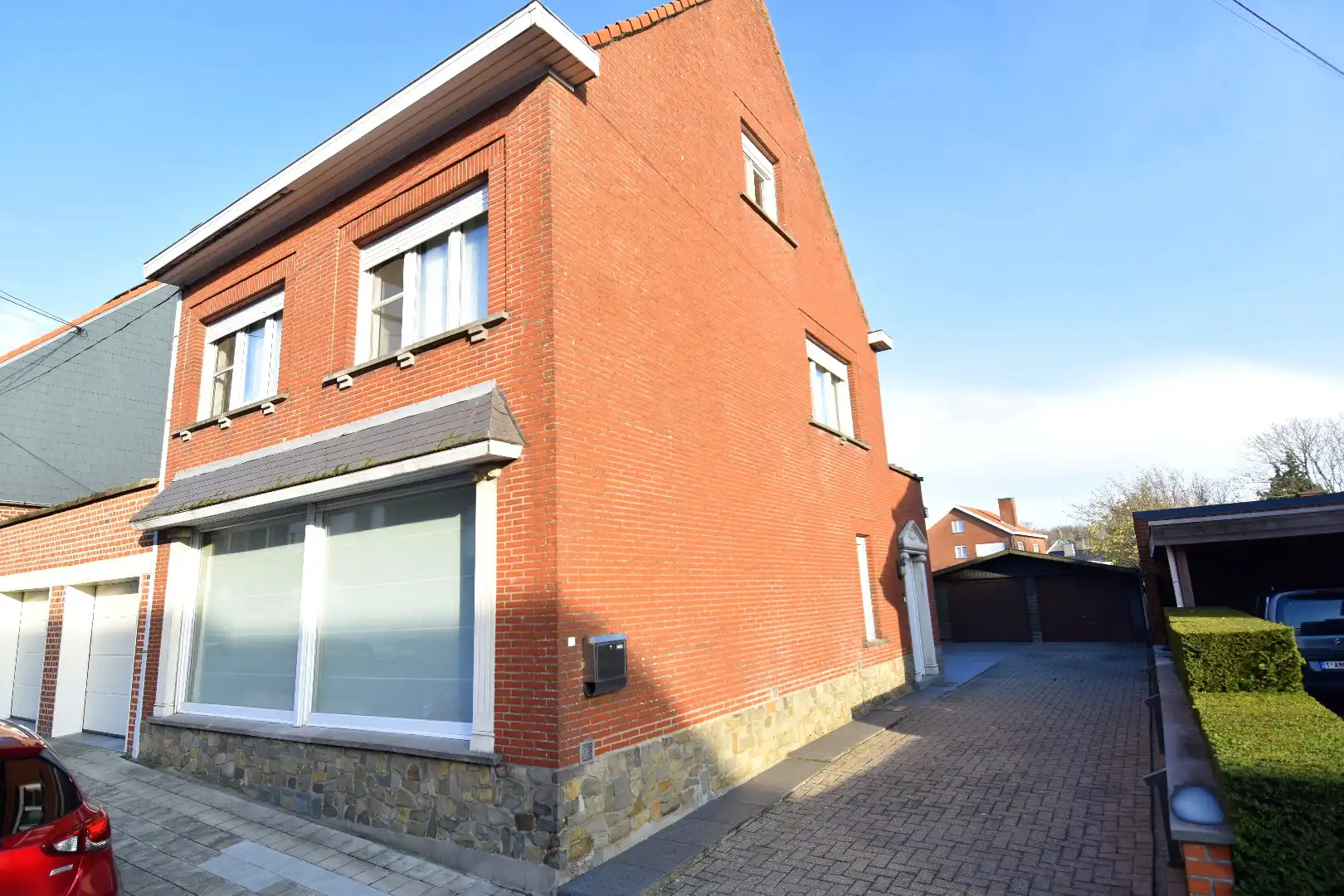 Hoofdfoto van de publicatie: Charmante woning met 3 slaapkamers (mogelijkheid tot meer), dubbele garage en tuin te koop in Lendelede