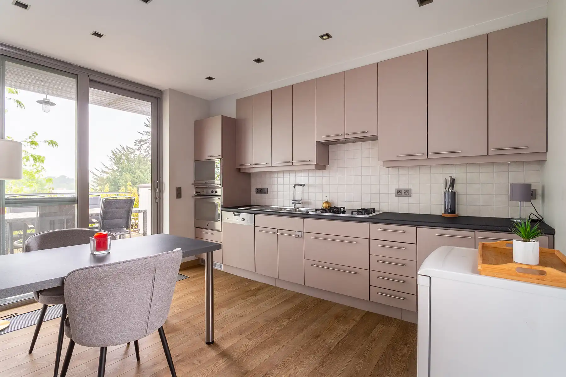 Modern gebouw met handel gelijkvloers en duplex-appartement. foto 24