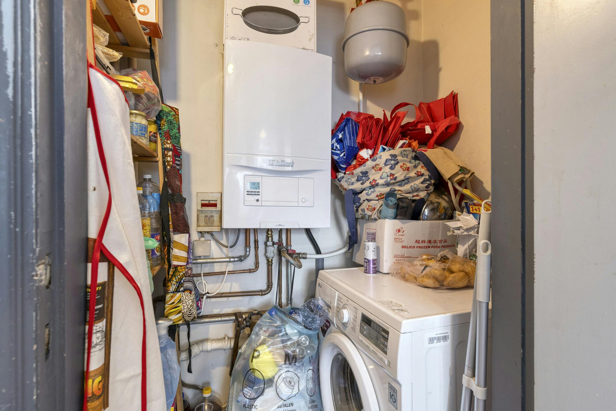 Op te frissen appartement met terras te koop in Berchem foto 12