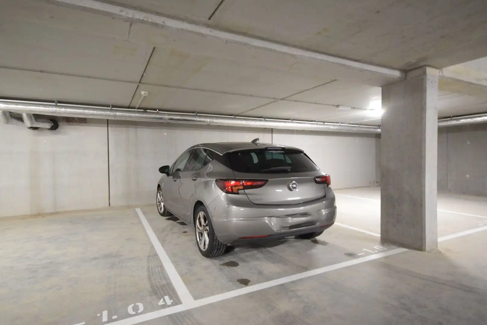 INSTAPKLAAR EEN SLAAPKAMER APPARTEMENT MET PARKEERPLAATS EN BERGING foto 12