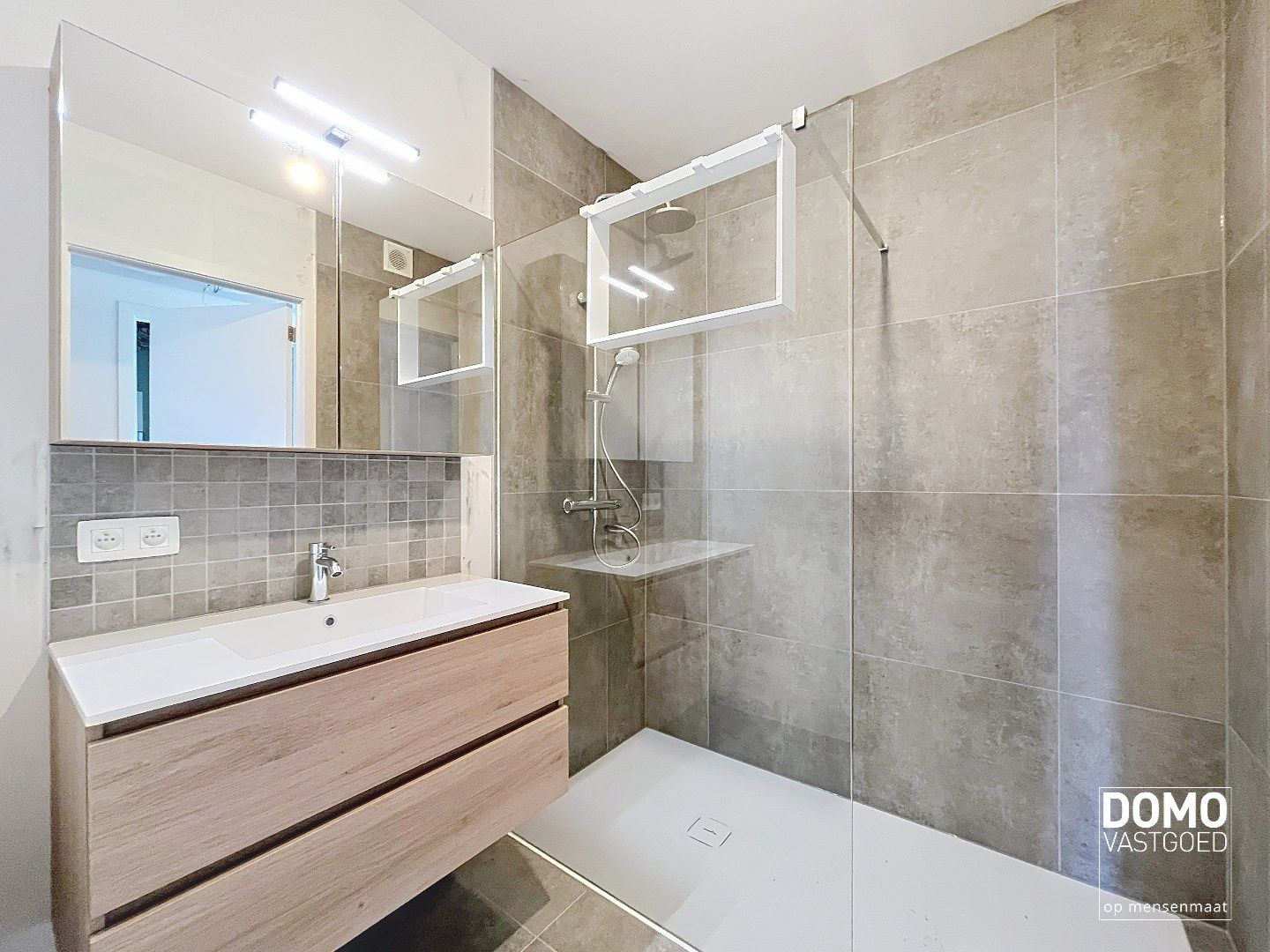 VOLLEDIG AFGEWERKT NIEUWBOUWAPPARTEMENT MET 2 SLAAPKAMERS, TERRAS, ONDERGRONDSE AUTOSTANDPLAATS EN KELDERBERGING IN RESIDENTIE "DE KWINT" TE ZONHOVEN  foto 4