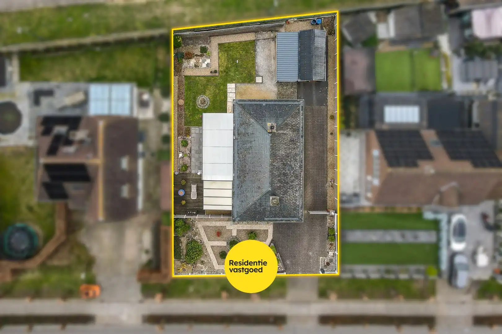 Alleenstaande bungalow met garage en tuin  op 684 m² foto 20