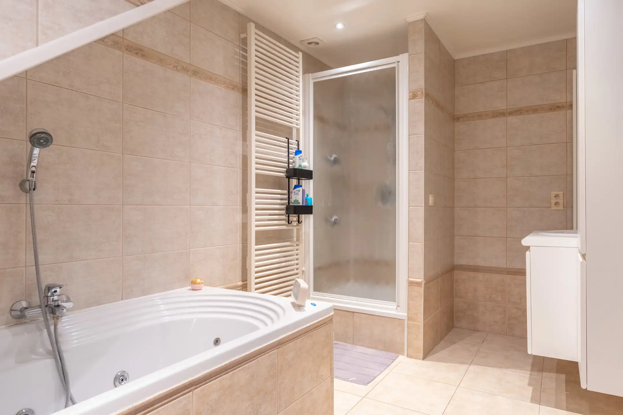 Instapklare gezinswoning met 5 slpks en 2 bdks te Vosselaar. foto 36