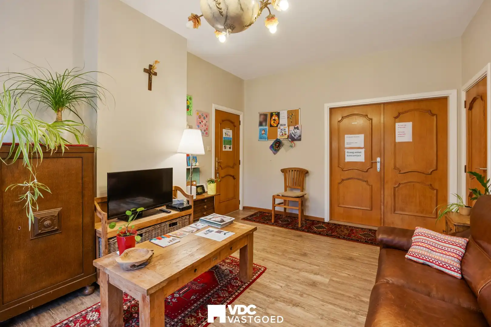 Ruime villa met praktijkruimte of extra woonruimte, zicht op bloesemweide en perceel van 1.745 m² foto 14