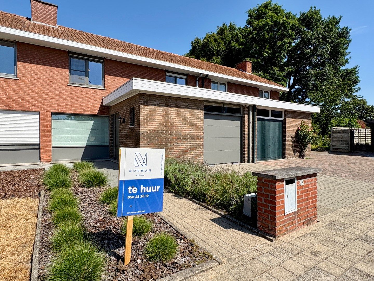 Rustig gelegen woning in een doodlopende straat met tuin en garage foto {{pictureIndex}}