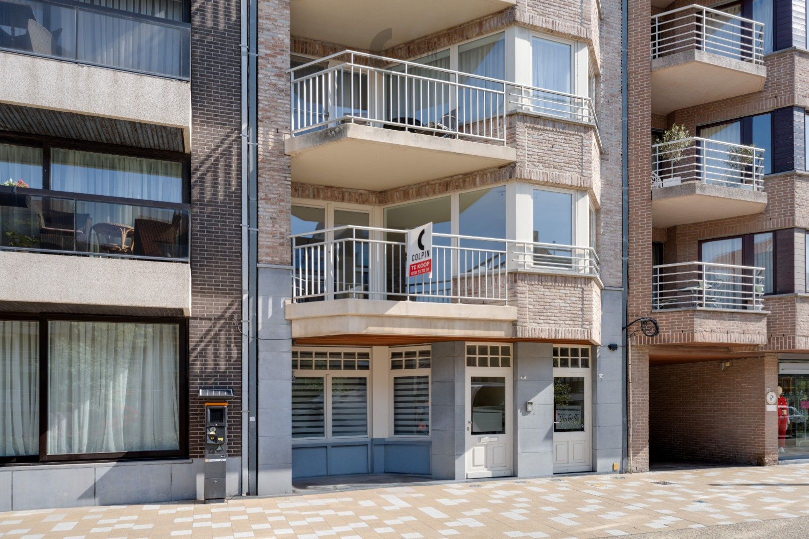 Instapklaar & energiezuinig appartement Te Koop op Toplocatie in Knokke-Heist – Slechts Enkele Stappen van de Zeedijk foto {{pictureIndex}}