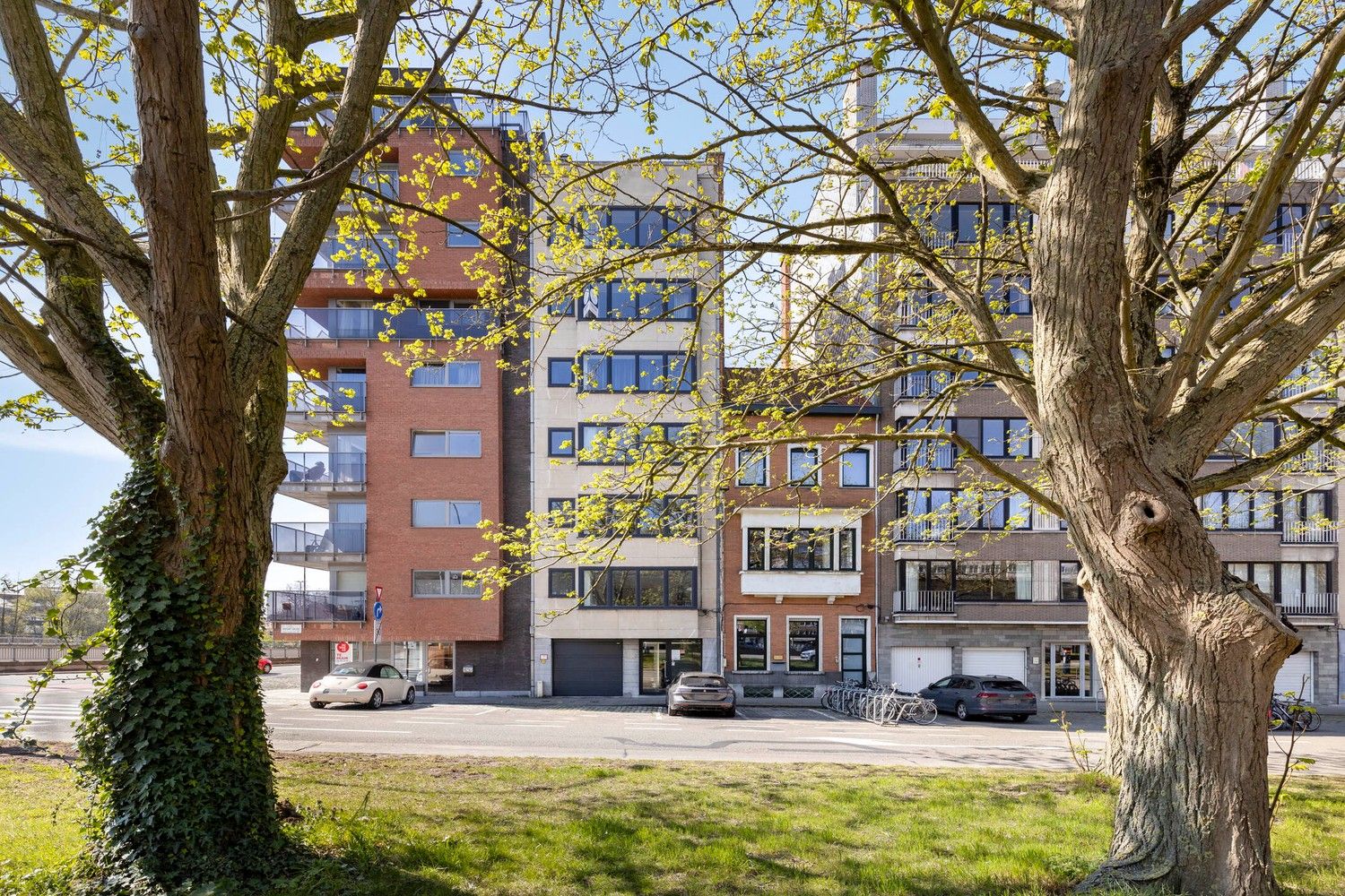 Goed onderhouden, ruim twee slaapkamer appartement met terras foto 2