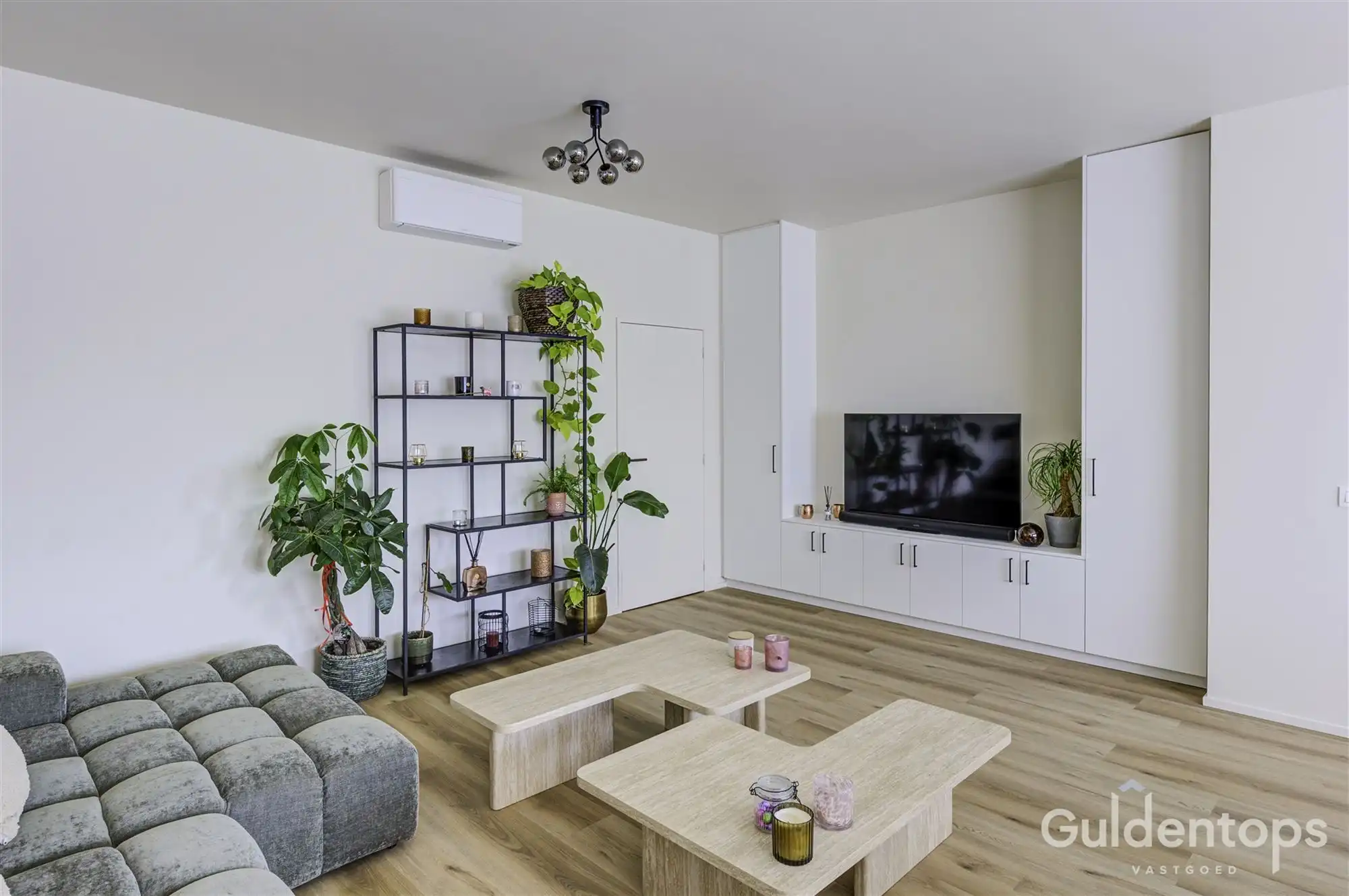 Knap vernieuwd 2 slaapkamerappartement op topligging foto 4
