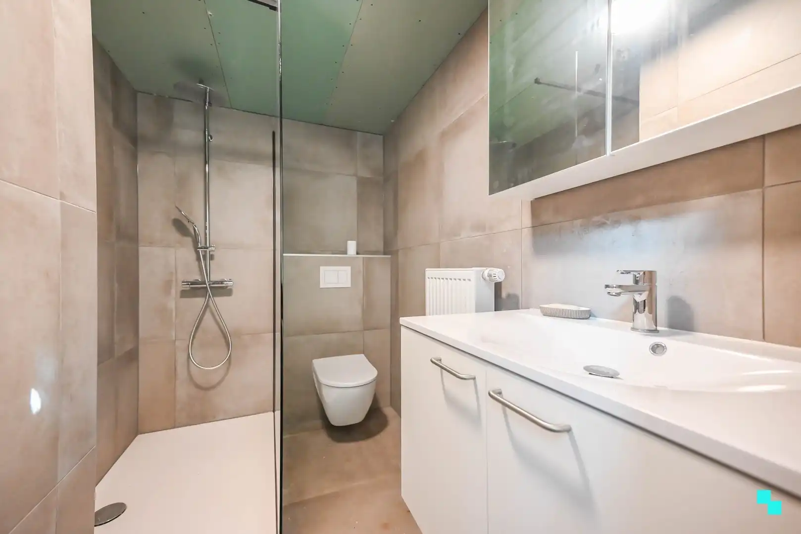 Verder op te frissen woning nabij centrum Izegem foto 11