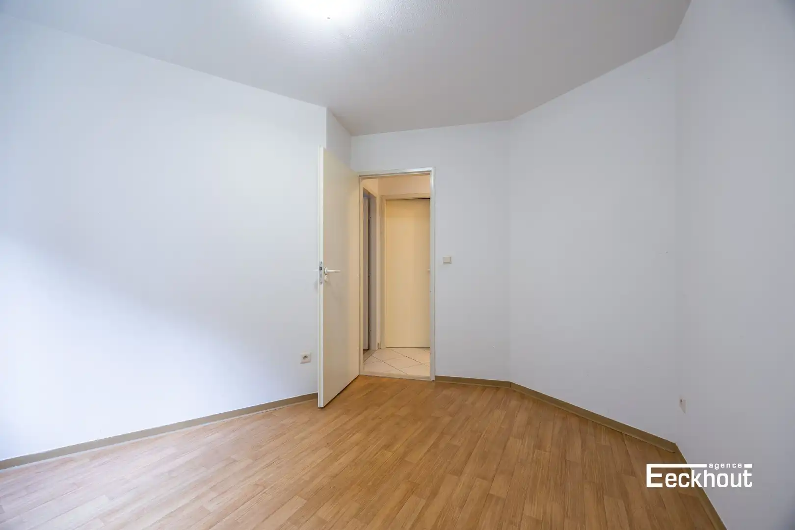 Instapklaar 2 slaapkamer appartement met terras in Oostende foto 13