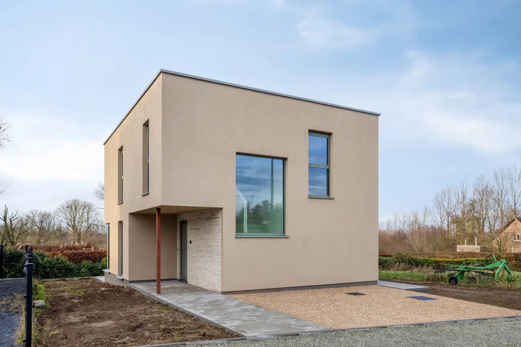 Afgewerkte nieuwbouwwoning met 4 slaapkamers foto {{pictureIndex}}