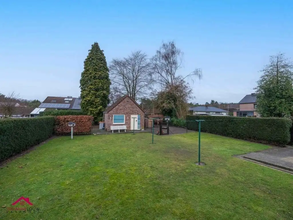 Charmante, vrijstaande woning met garage, carport en tuinhuis foto 8