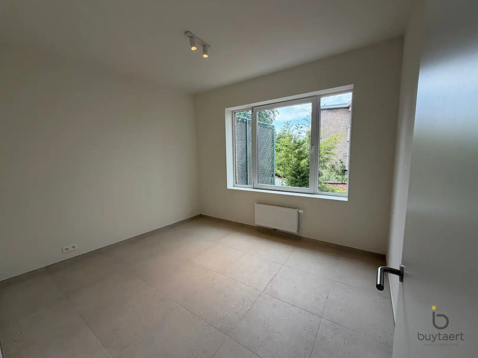 Gerenoveerd 3 slaapkamer appartement op de Singel Antwerpen. foto 9