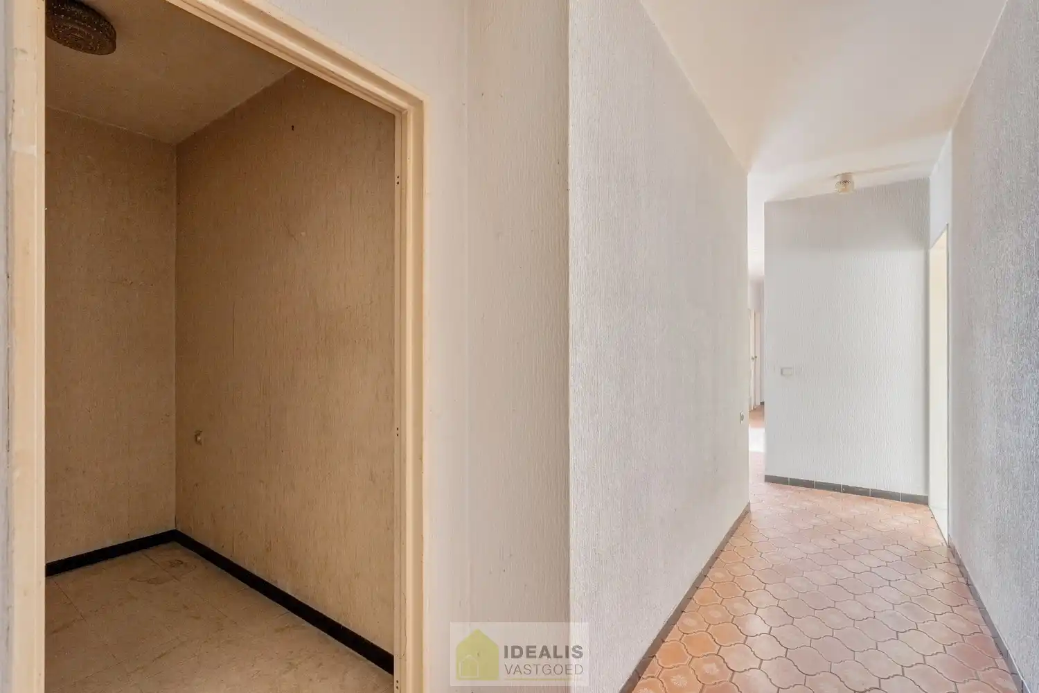 IDEALIS VASTGOED -  INVESTERINGSEIGENDOM BESTAANDE UIT 2 GELIJKVLOERSE HANDELSPANDEN EN 5 BOVENLIGGENDE APPARTEMENTEN IN HET CENTRUM VAN PELT! – te renoveren investeringseigendom op een toplocatie in Pelt (Neerpelt). Gelijkvloers 2 handelspanden, op de 1ste verdieping een 3 slpk.-appartement, 2de verdieping een 3 slpk.-appartement en een 1 slpk.-appartement en op de 3de verdieping een 3 slpk.-appartement en een 1 slpk.-appartement. Geschikt voor zij die zoeken naar een interessante investering in het centrum van Pelt. foto 18