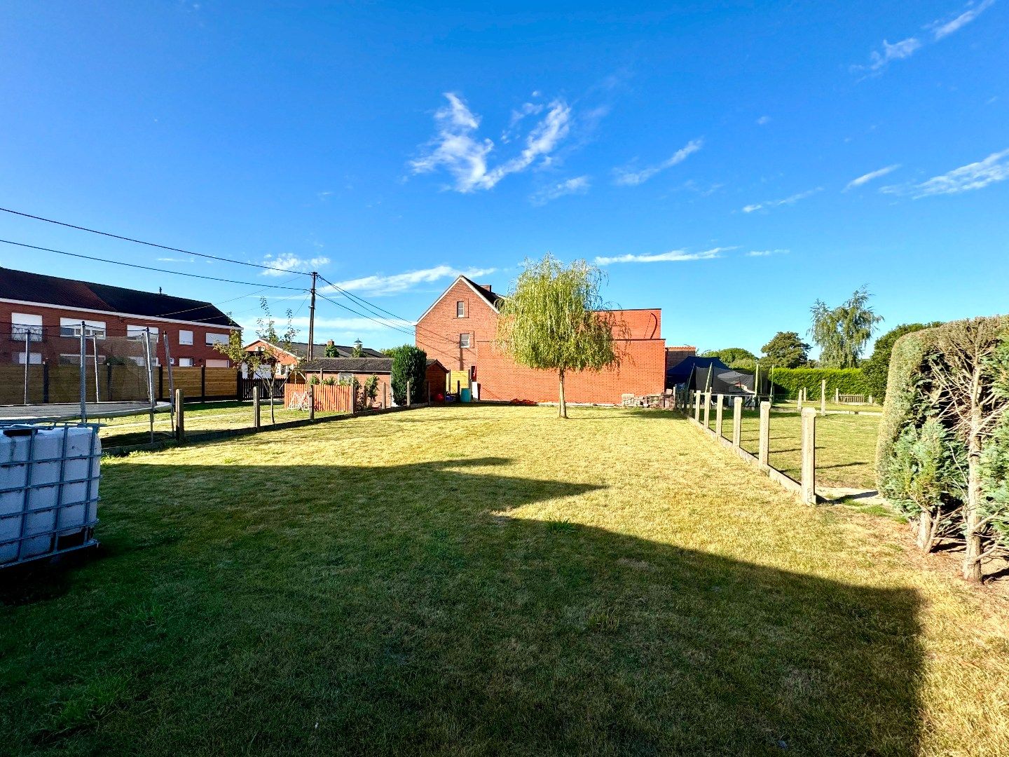 HALFOPEN WONING MET 3 SLPKS, GARAGE EN RUIME TUIN foto 12