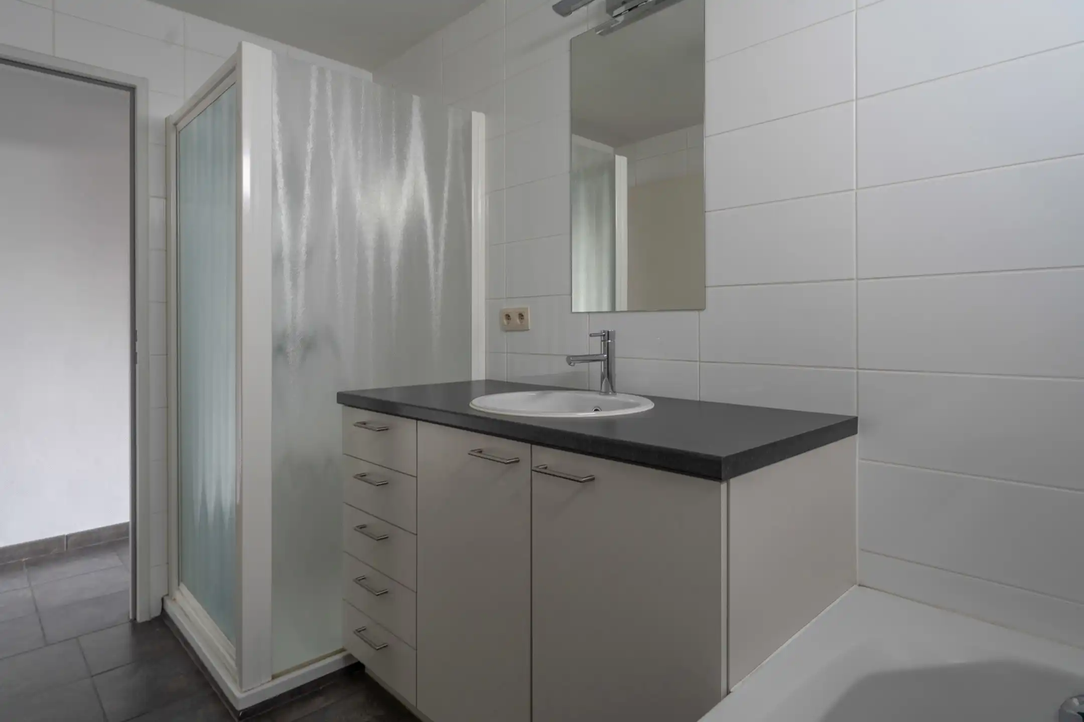 Modern 2-slaapkamer appartement met terras te Turnhout. foto 11