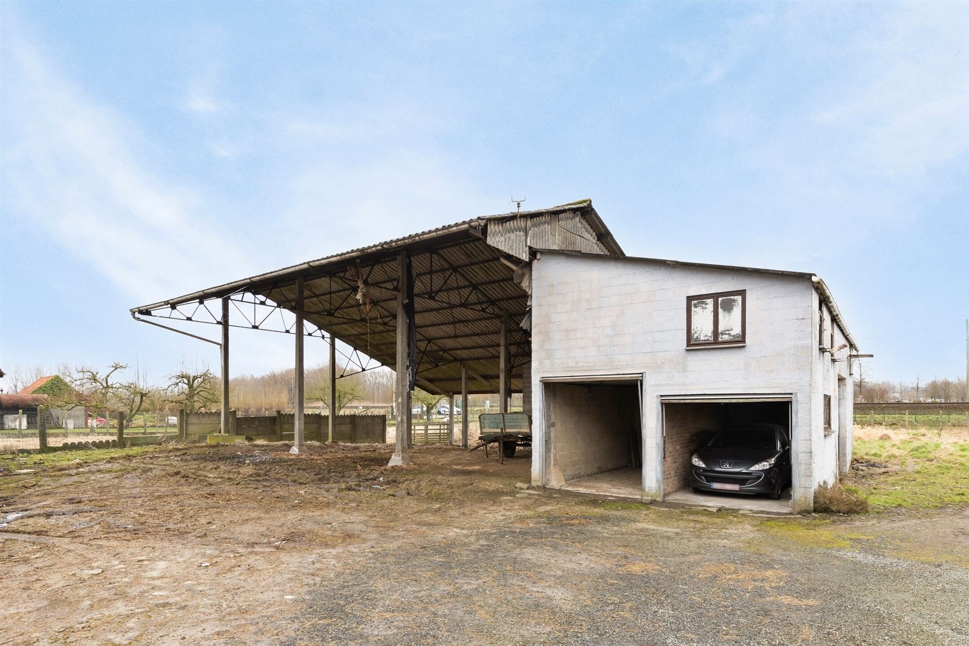 Boerderij met loods en enkele stallingen foto 5