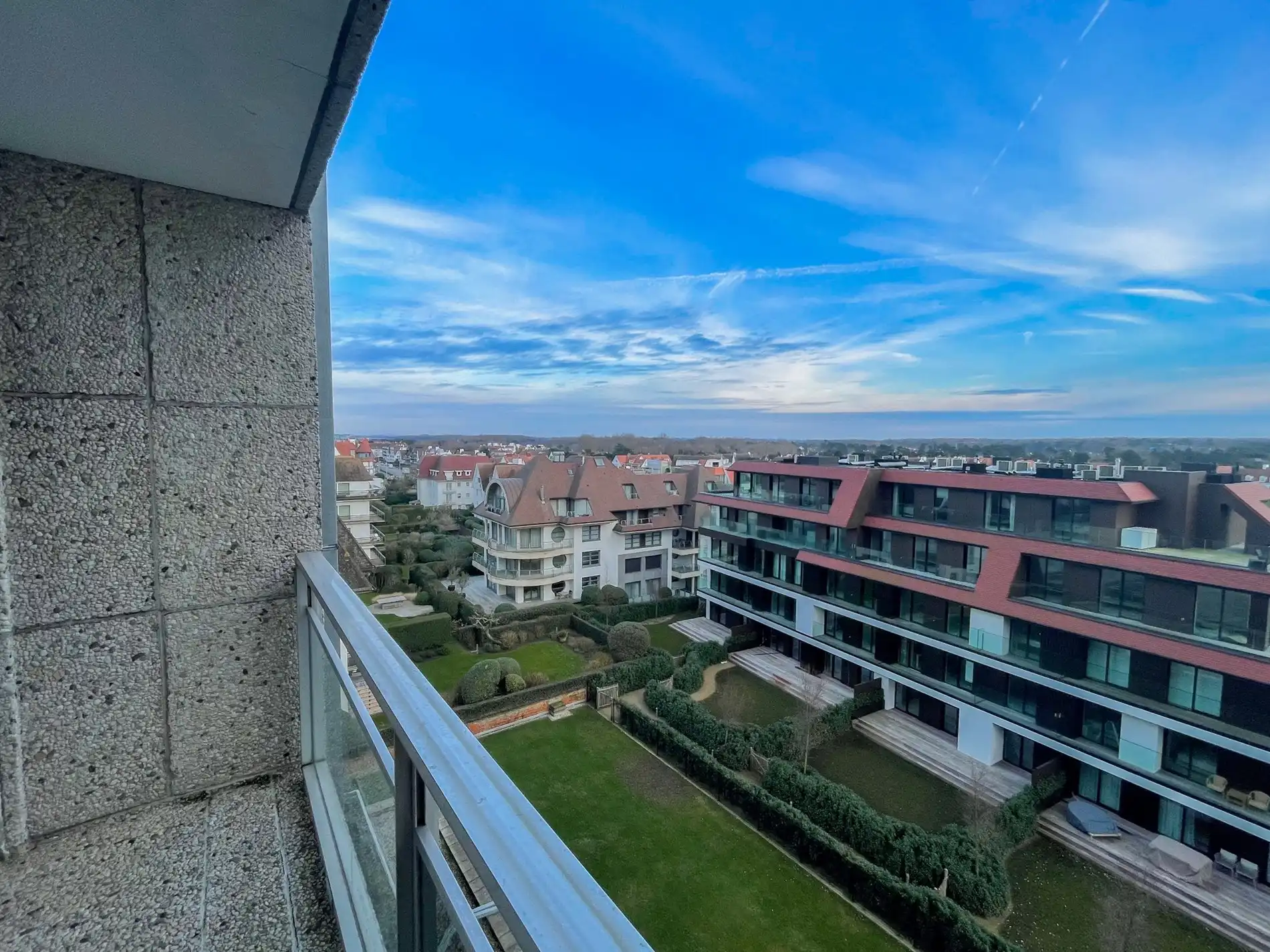 Luxueus volledig gerenoveerd appartement met een weids uitzicht gelegen in het Zoute. foto 4