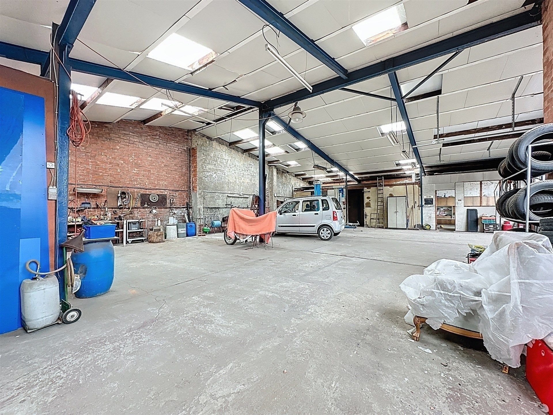 te renoveren woning met magazijn (220m²) op perceel van 1340m² foto 2