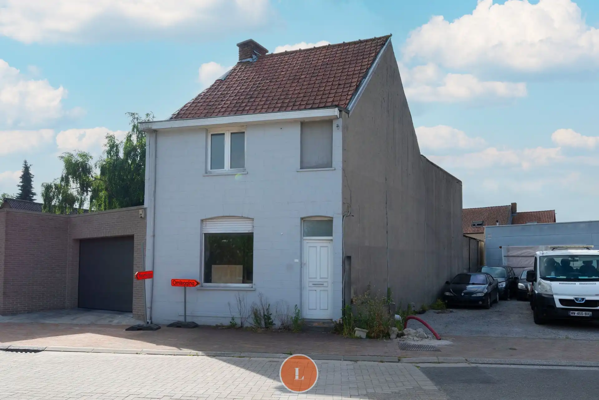 Te renoveren woning in Wevelgem te koop foto {{pictureIndex}}
