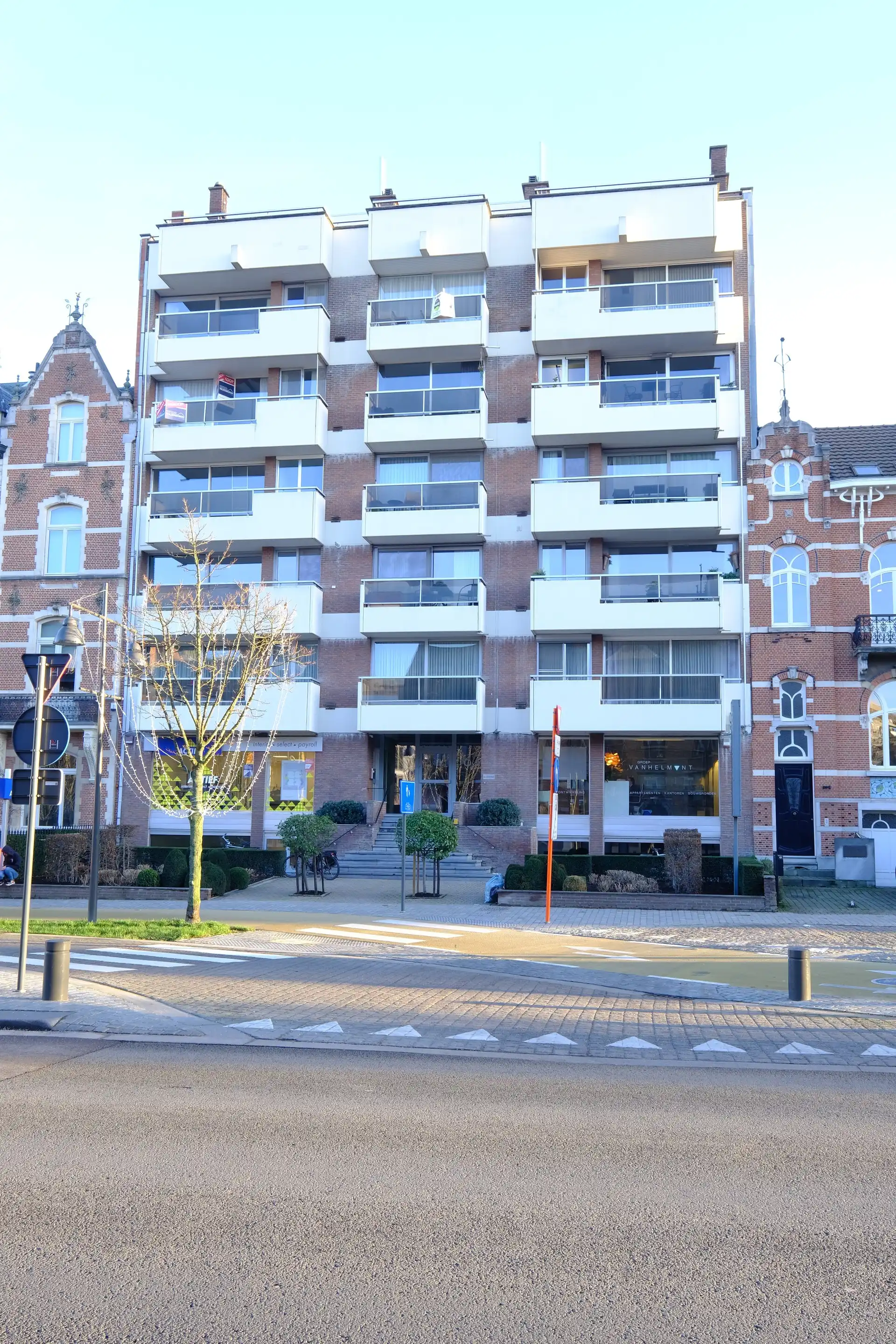 Gerenoveerde gemeubelde studio in centrum Hasselt met autostaanplaats foto 3