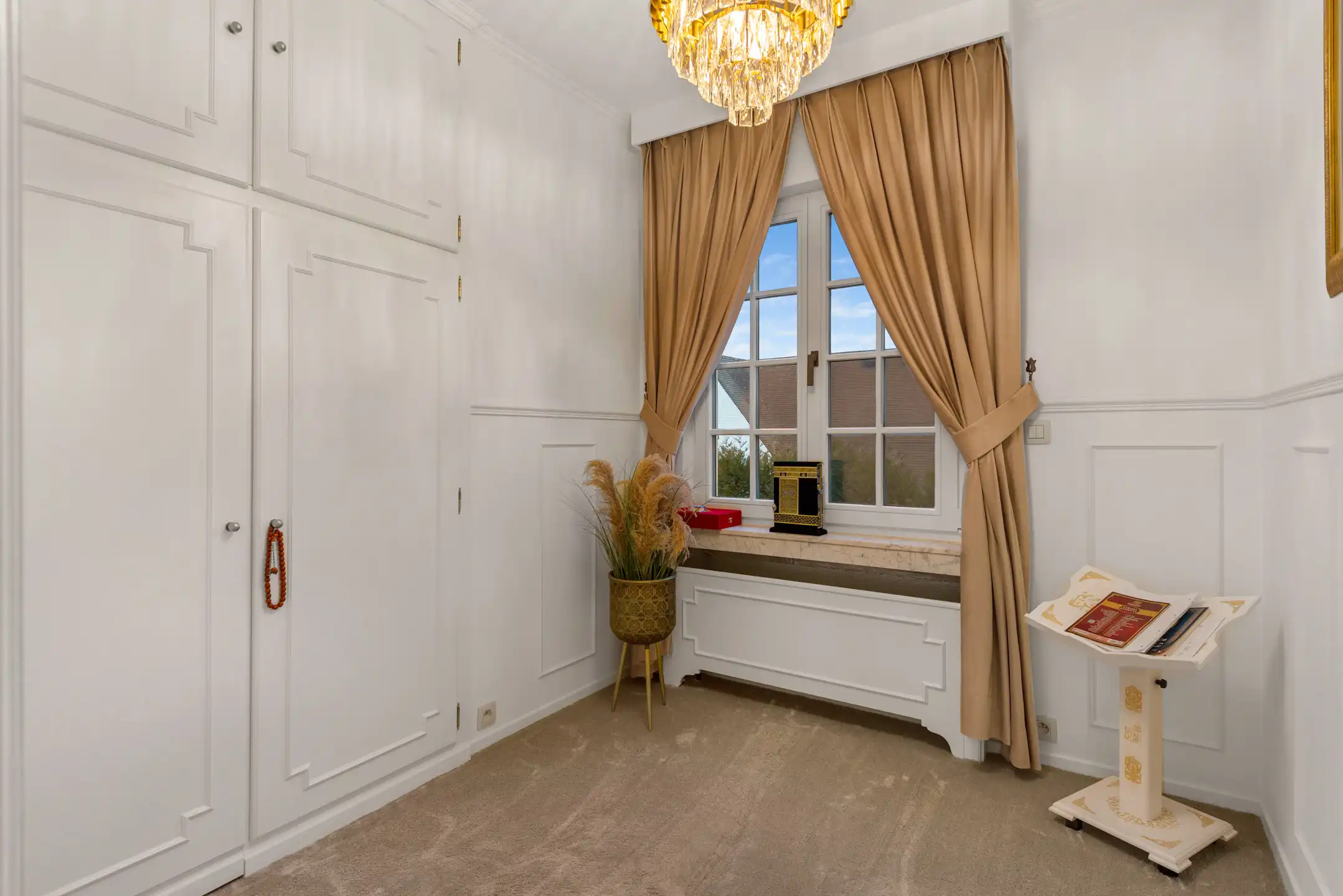 Unieke volledig gerenoveerde Villa met 5 slaapkamers, 2 badkamers, garage, groot terras, ruime tuin, zwembad, fitnessruimte en oprit op een terrein van 16 are 80 ca foto 22