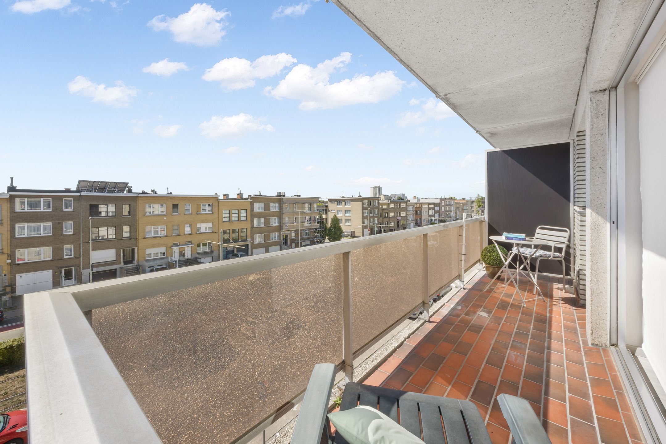 Goed gelegen appartement met 2 slaapkamers en 2 terrassen. foto 3