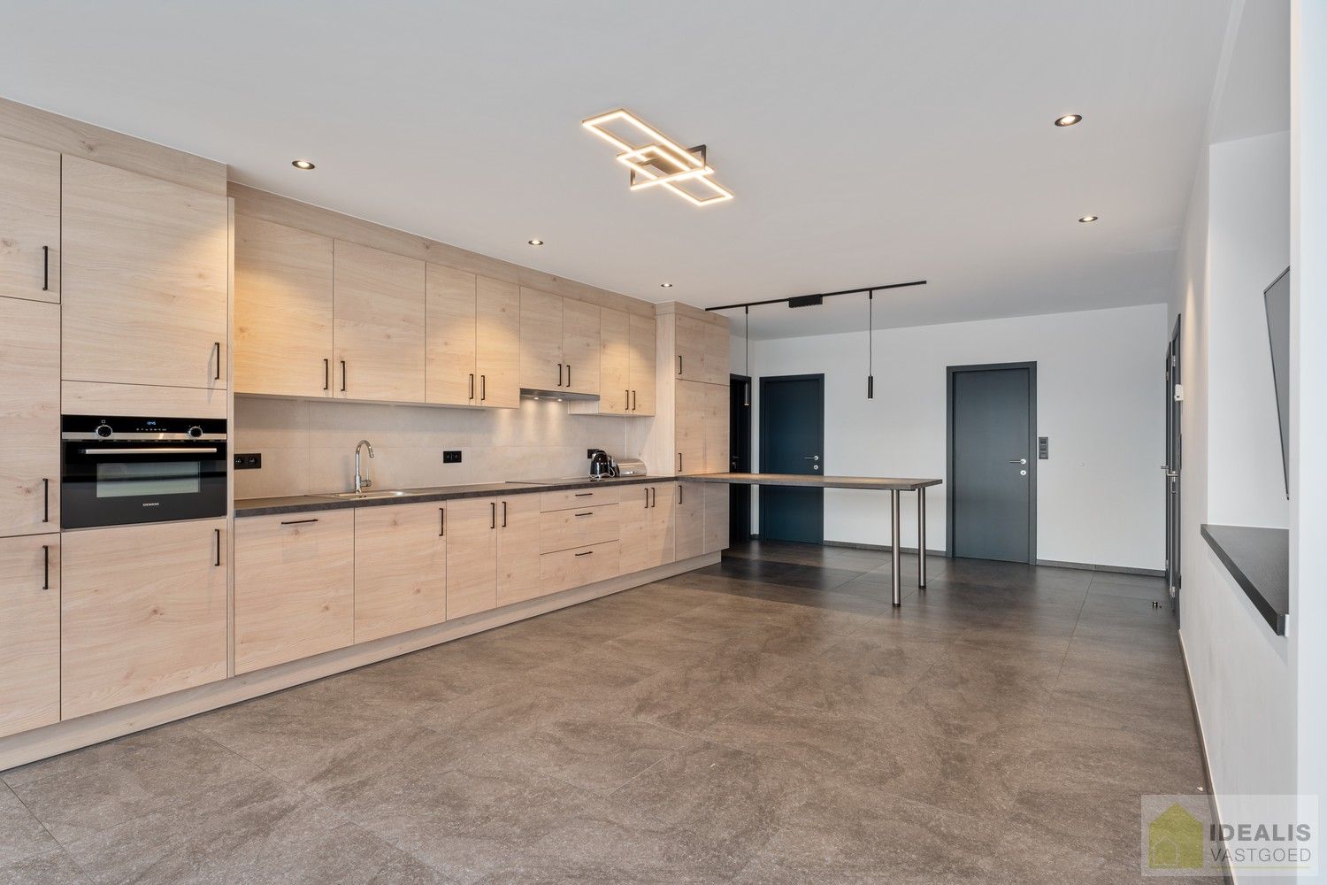 INSTAPKLAAR APPARTEMENT MET MAGAZIJN/KANTOOR OP BEDRIJVENTERREIN DE RIETKOLK!! Dit instapklare pand bestaat uit een hal/opslag van +-100m², met bureel/keuken en een aparte inkom voor het woongedeelte. Het appartement omvat een ruime woonkamer met uitgeruste keuken, 2 slaapkamers, badkamer, bergruimte en waskamer. Het pand leent zich perfect als kantoorlocatie met opslag in combinatie met wonen. foto 15