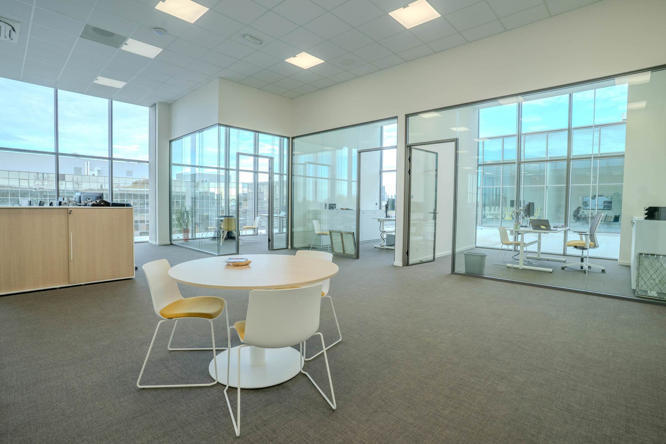 Kantoorruimte van 585 m² te huur. foto 6