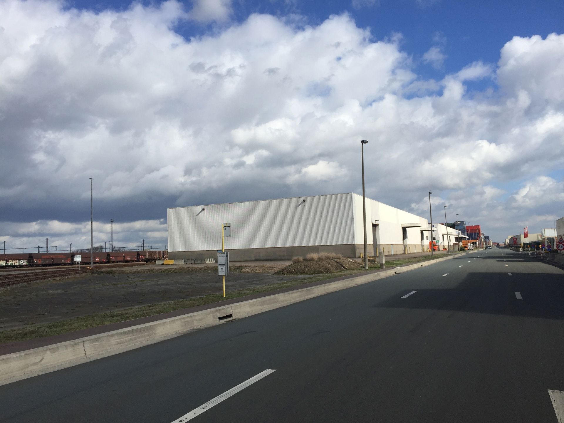 Magazijn met kantoor te huur foto 11