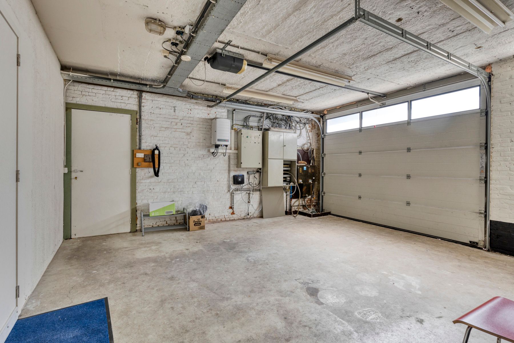 Magazijn met burelen, buitenruimte en bouwopties voorzijde. foto 6