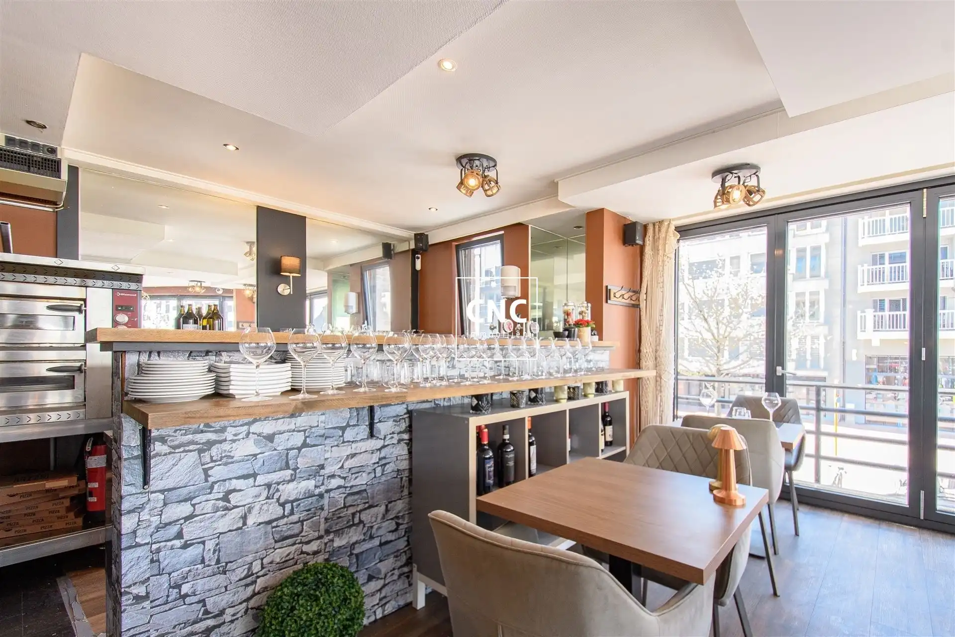 Goed draaiende horecazaak op centrale en commerciële ligging foto 8