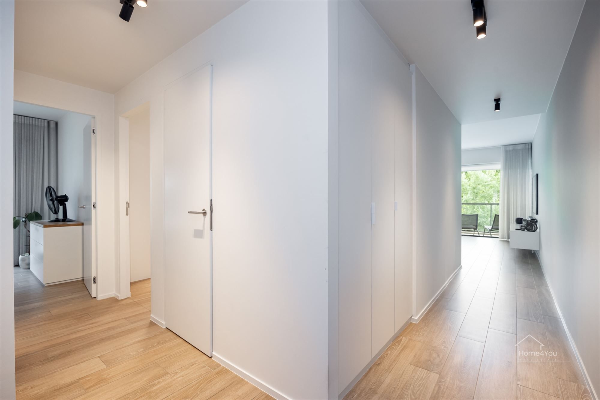 Hoogwaardig kwalitatief afgewerkt appartement met ruim terras en auto staanplaats foto 10