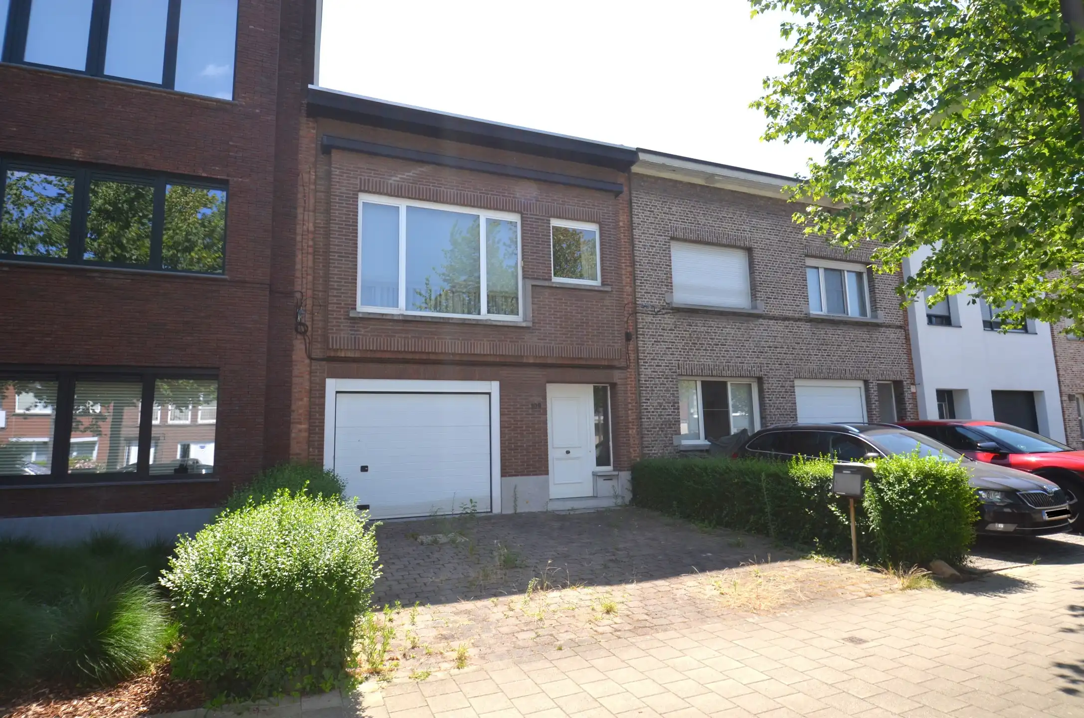 Te renoveren woning met 2 slaapkamers, garage en zonnige zuid-tuin foto 2