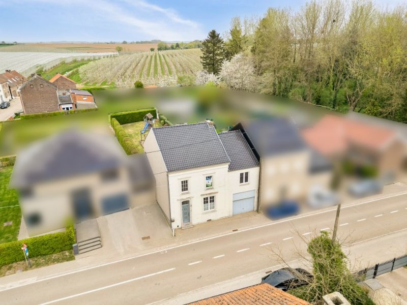 Hoofdfoto van de publicatie: LANDELIJK GELEGEN WONING VOORZIEN VAN 3 SLAAPKAMERS, GARAGE EN AANGELEGDE TUIN OP EEN PERCEEL VAN +/- 4A30CA.