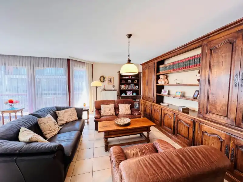 Ruim woonappartement met 3 slaapkamers en carport foto 4