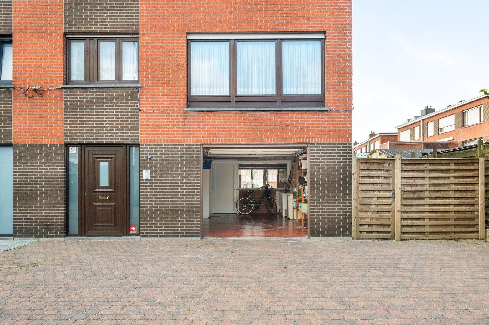 Te renoveren gezellige bel-etage hoekwoning met leuke tuin, 3 slaapkamers en grote garage foto 3