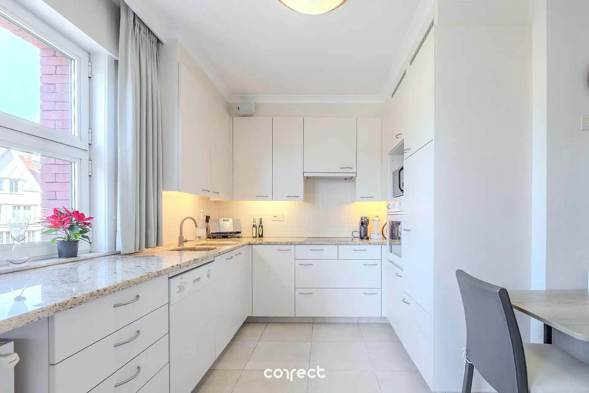 Centraal gelegen appartement met zicht op de markt van Torhout. foto 5