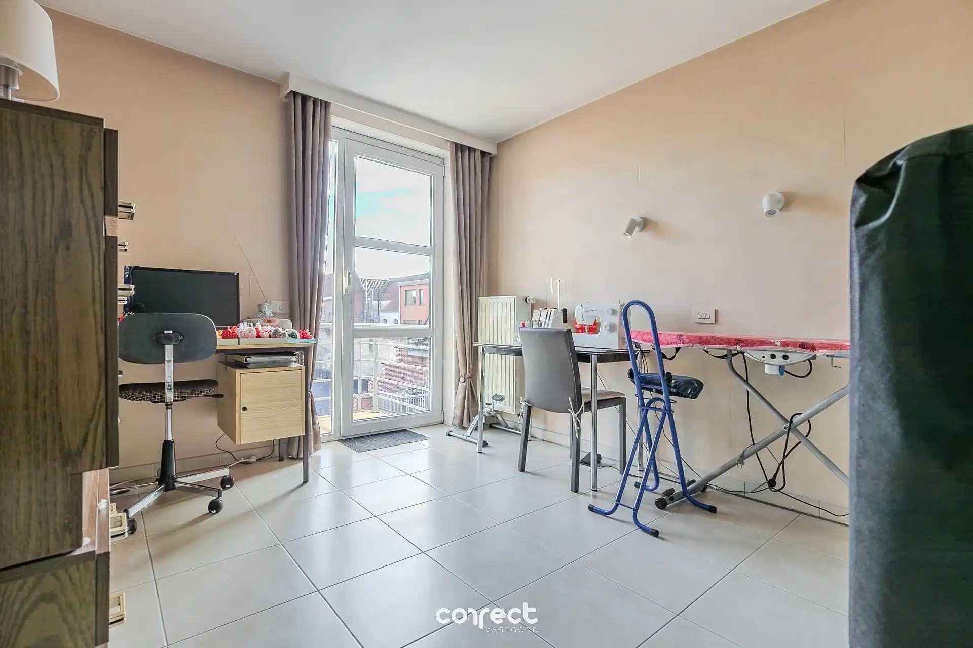 Centraal gelegen appartement met zicht op de markt van Torhout. foto 5