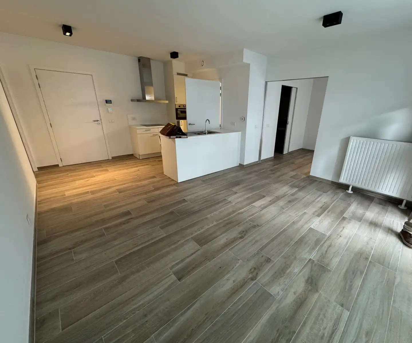 Service flat gelegen in centrum Halle foto {{pictureIndex}}