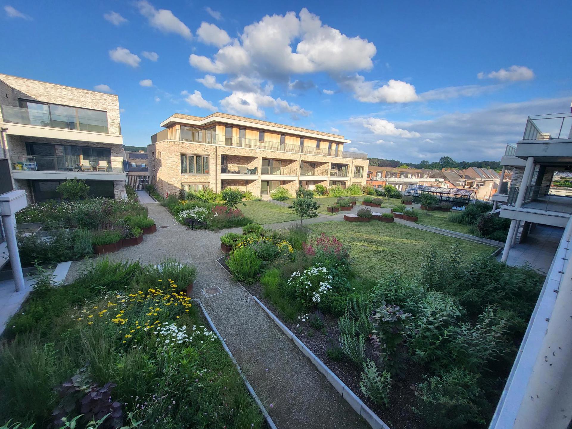 Nieuwbouwappartement - terras met zicht op tuin foto 3