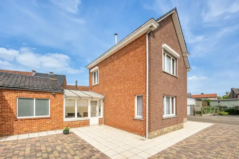 Verzorgde woning met onderhoudsvriendelijke tuin op 2are 55ca en gelegen in het centrum van Kortenaken foto 2