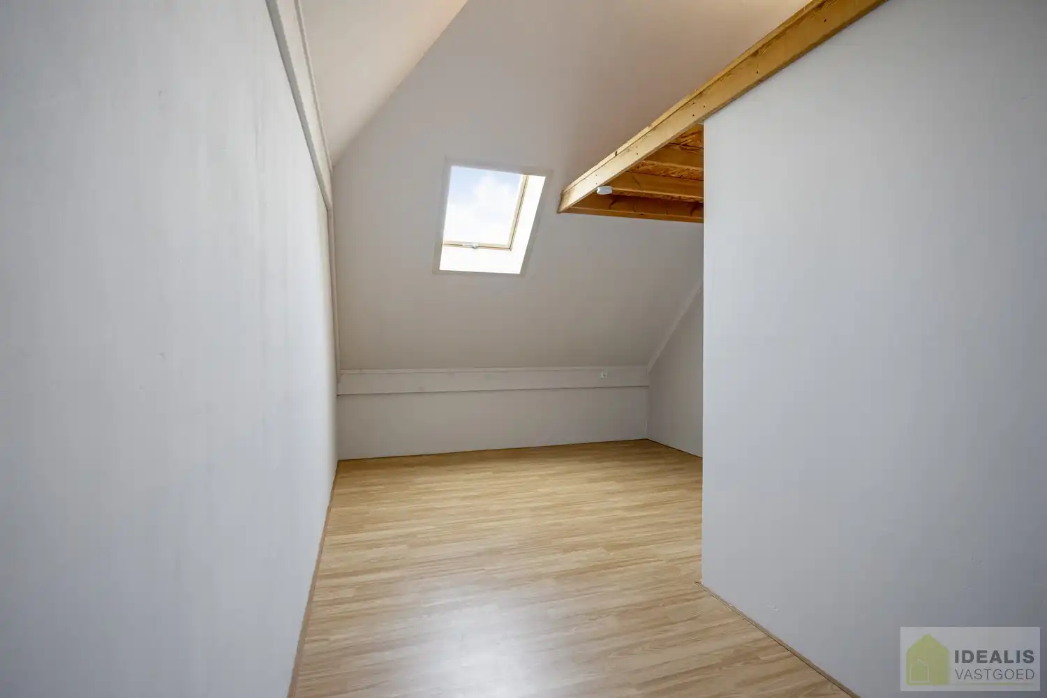 ZEER RUIM OPGEZETTE (481m²!) EN KNAP AFGEWERKTE EENGEZINSWONING OP RUSTIGE LOCATIE MET MAAR LIEFST 8!! SLAAPKAMERS foto 34