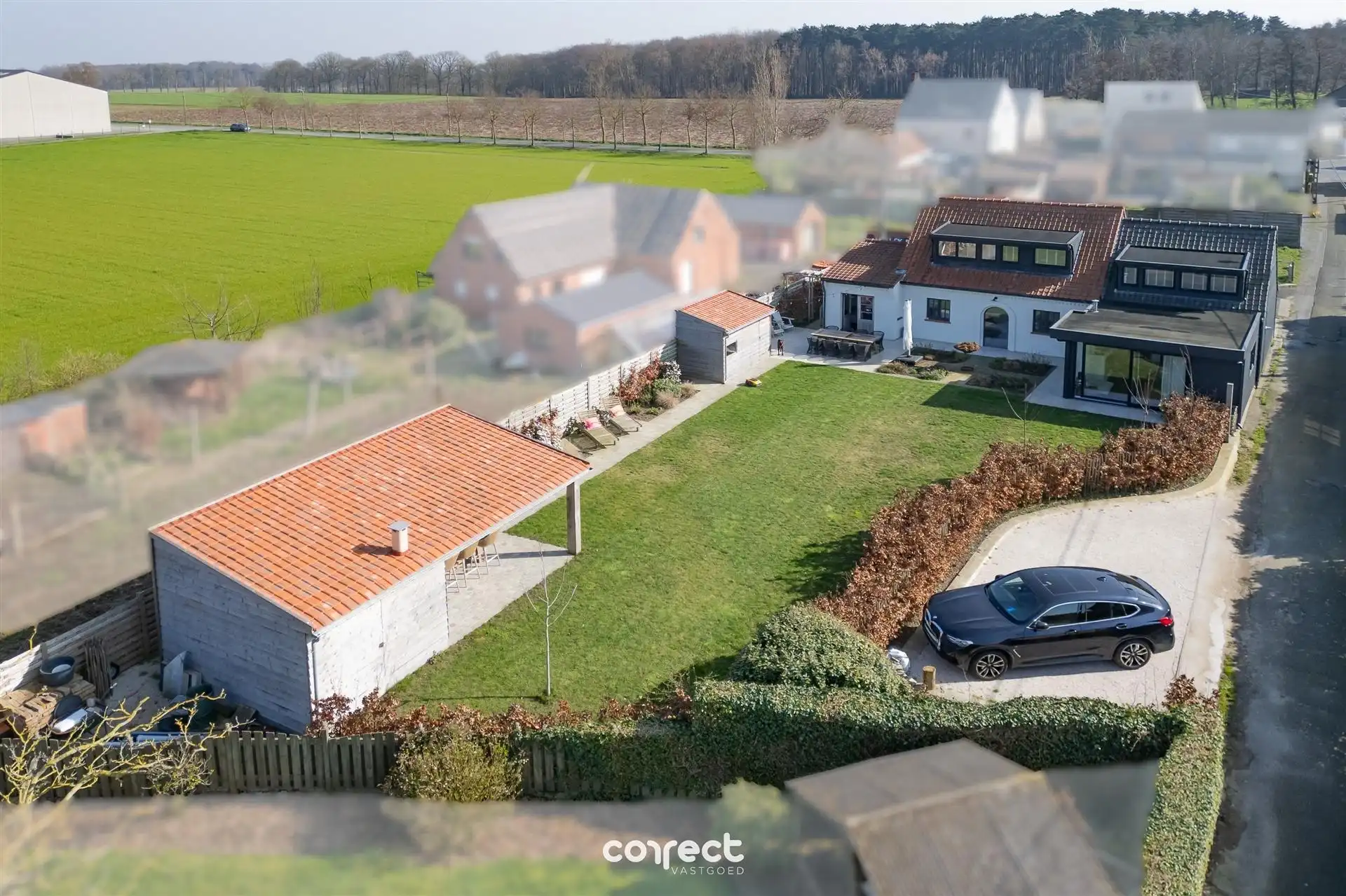 Smaakvolle, volledig gerenoveerde open bebouwing op rustige ligging. foto {{pictureIndex}}