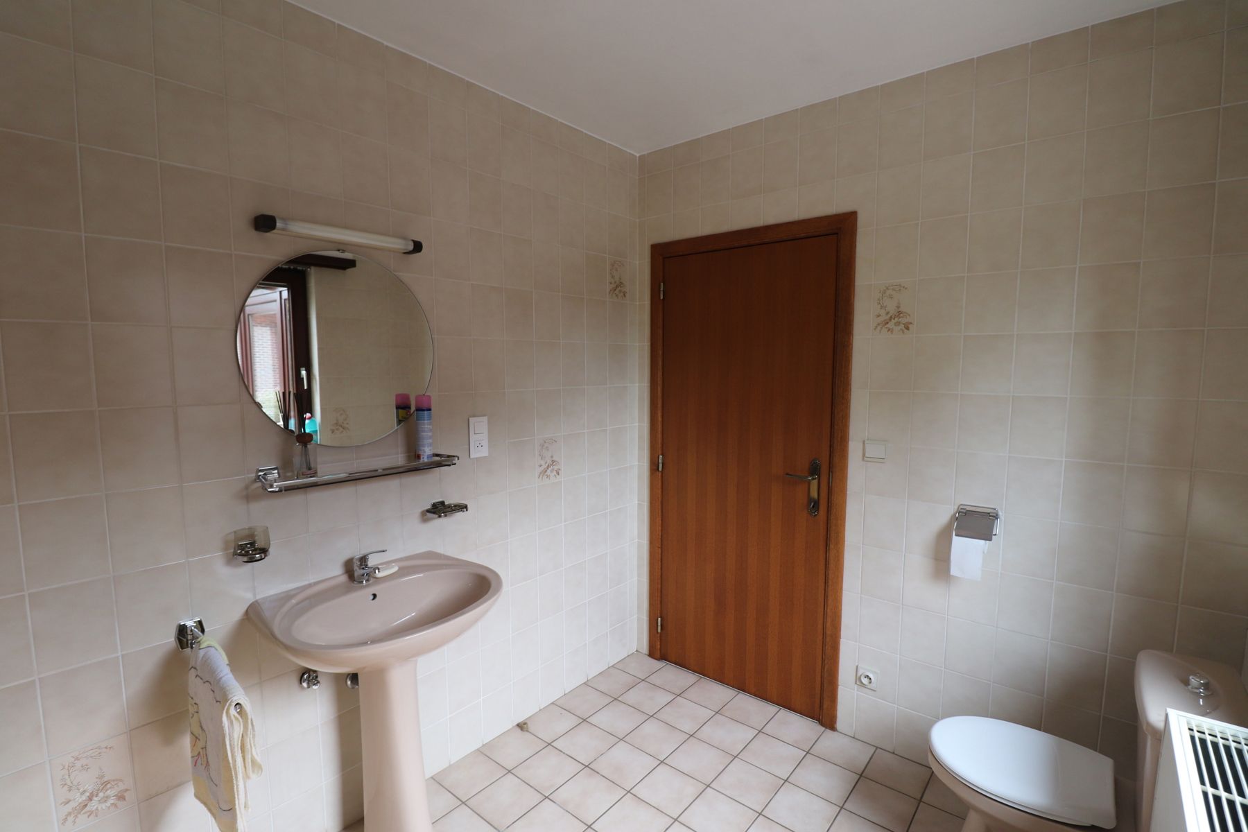 Laagbouwwoning met 2 slaapkamers, garage, terras en tuin. foto 12