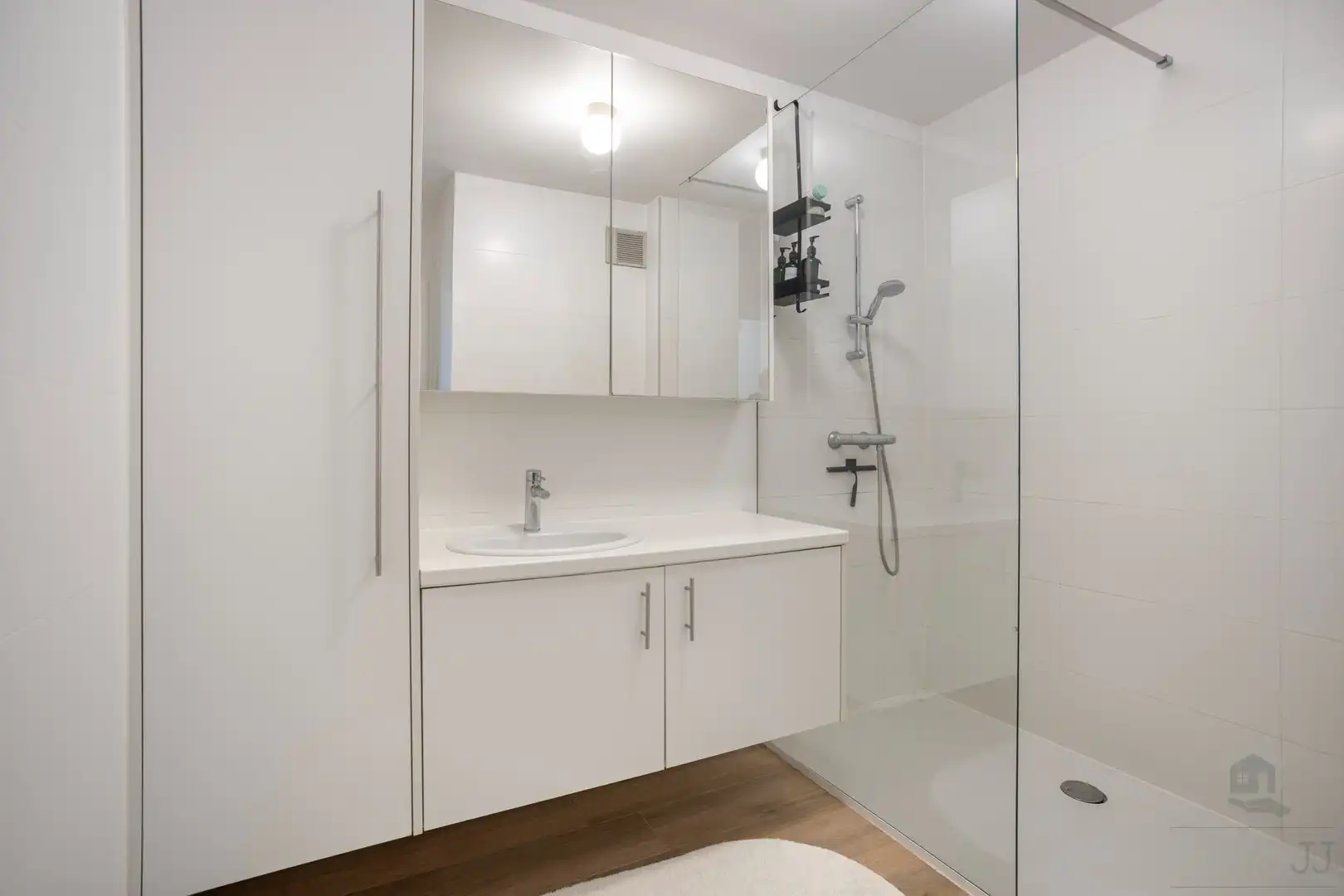 Gerenoveerd gelijkvloers appartement foto 10